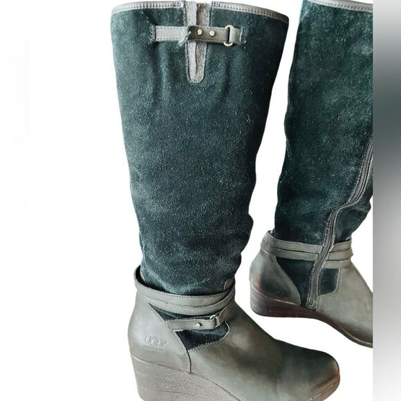 UGG AUSTRALIA Lesley 1005266
Side Zip Black Suede Tall Wedge
Boots Size 10. - Picture 2 of 11